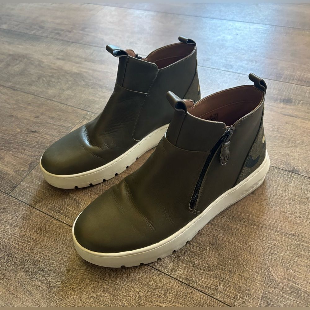 Vionic women’s size 7 Brinkley olive khaki green camo print chunky zip up shoes